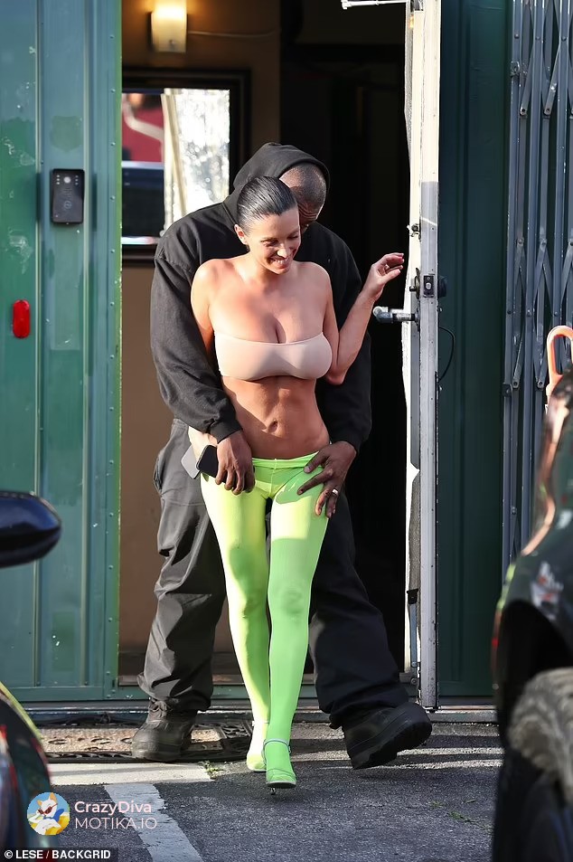 Kanye West's new designs continue: This time he pulled down Bianca Censori's sheer leggings to reveal butt cheeks