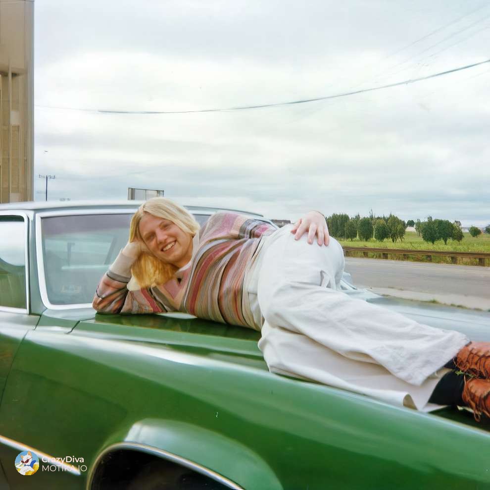 These vintage photographs, depicting the lifestyle of young people in the 1970s, were uncovered by Stephen Martin.