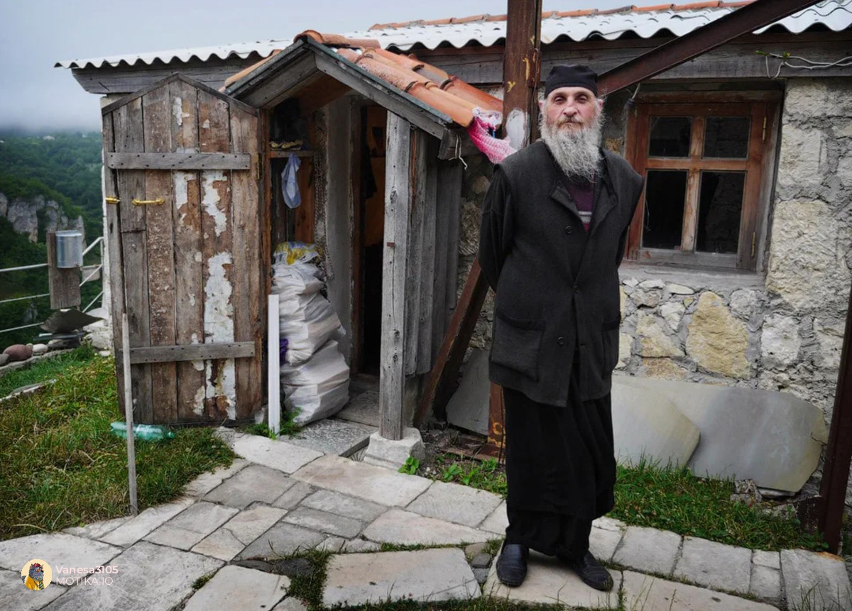 Како живее грузискиот монах, Максим, на ова неверојатно место?