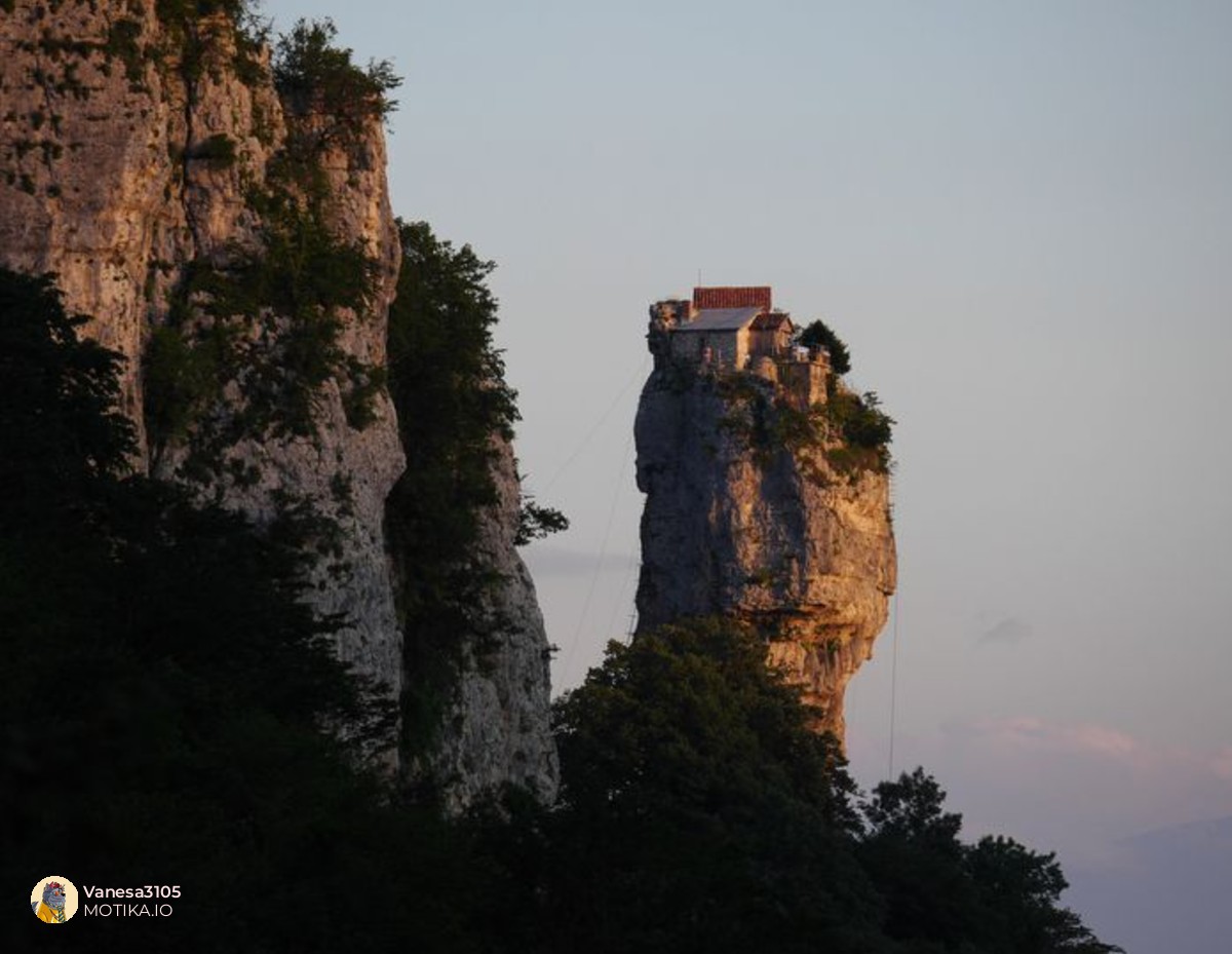 30 години самотија на врвот на висока карпа