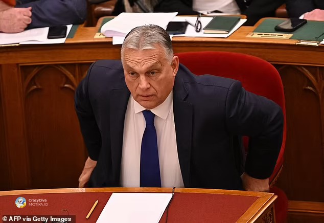 Суспензија на двојно државјанство и борба со „странско влијание“