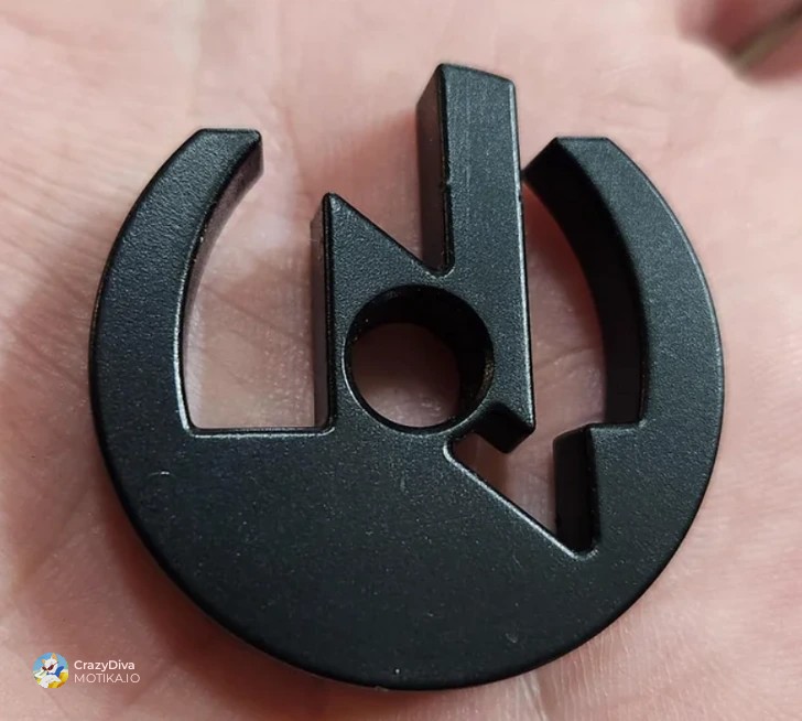 5. Пластичен круг со дијаметар од 37.4 mm и дупка во средина.
