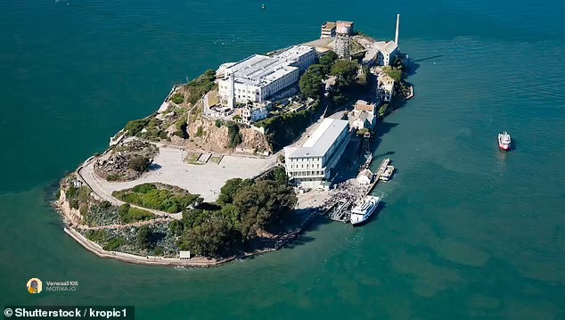 Трамп нареди повторно отворање и проширување на затворот Алкатраз, за во иднина таму да ги сместува „отпадоците од општеството“