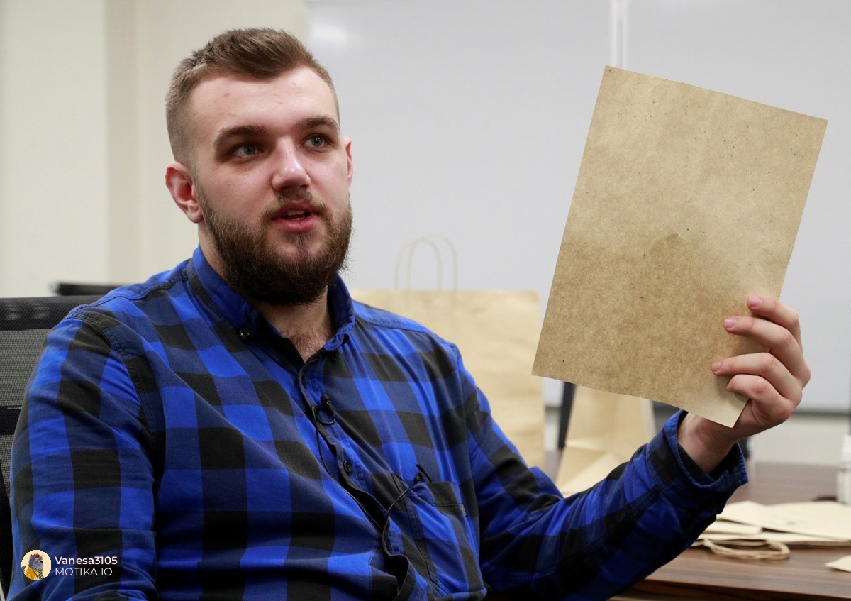Нема повеќе сечење дрвја - 23 годишен иноватор направи хартија од паднати лисја