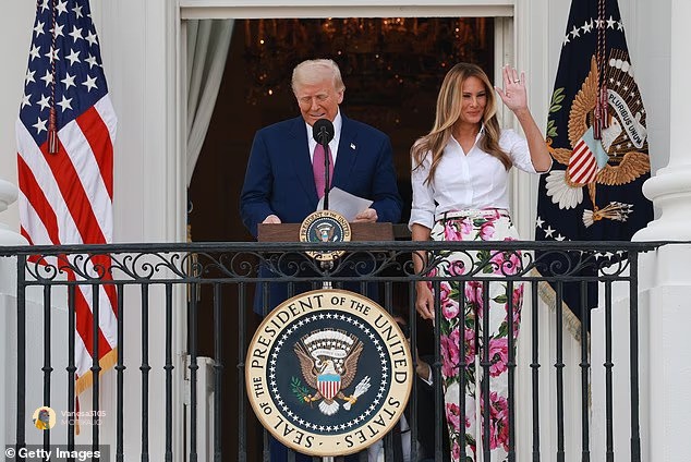 Трамп изјави дека сите нелегални мигранти „мора да си одат дома“ пред да ја претворат САД во „банкротирана нација“