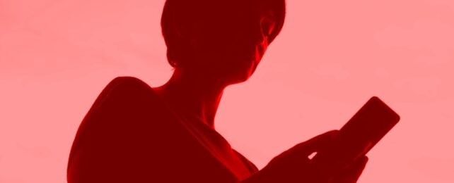 Вестите како извор на стрес: Можеме ли да останеме информирани, а да го зачуваме психичкото здравје?