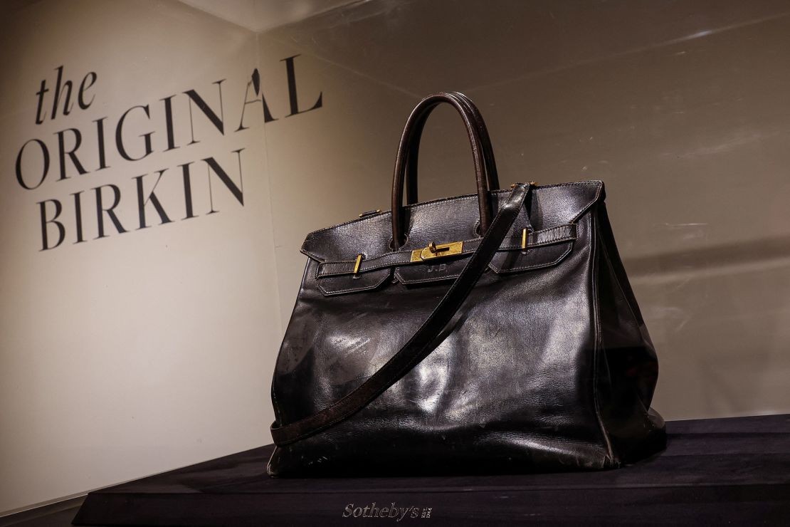 Оригиналната Birkin торба што ја носеше Џејн Биркин стана најскапо платената чанта во историјата – продадена за 10 милиони долари