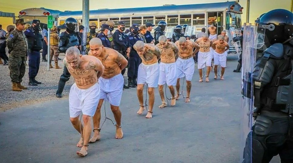 Живот без светлина: Невозможни услови, постојан надзор и целосна психолошка изолација за затворениците