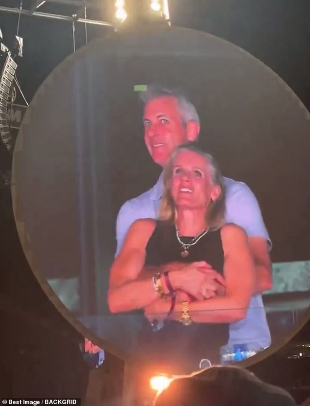 Која е Кристин Кабот? Жената од виралното видео со шефот на концерт на Coldplay, мажена за друг моќен директор