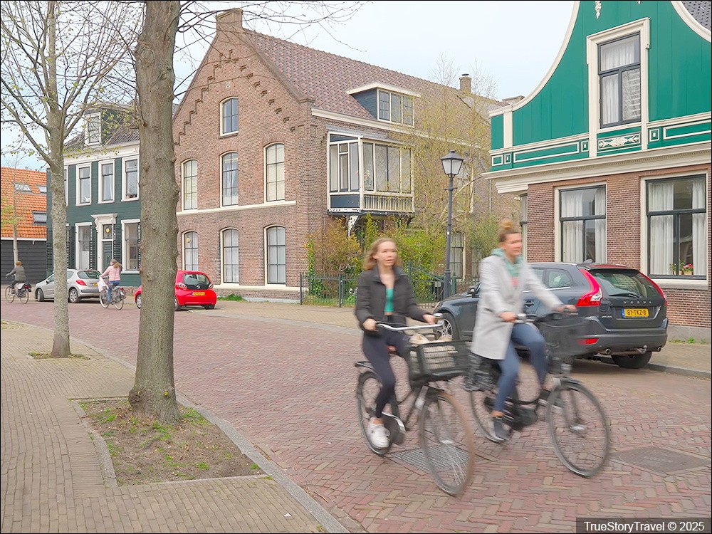 Добредојдовте во холандското село „за возрасни“ каде облеката е избор – дури и за до продавница