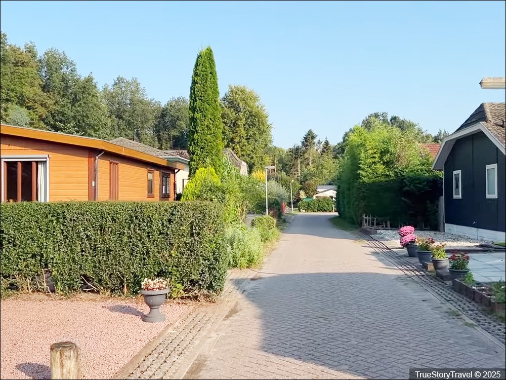 Холандска култура и модерни удобности: Селото нуди и заедничка бања, библиотека и луксузни куќи