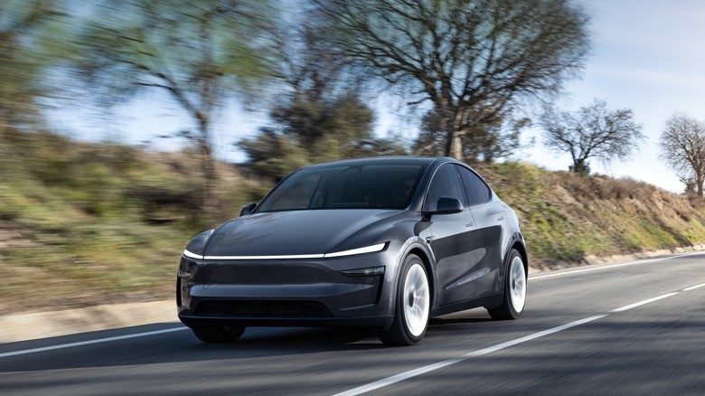 Илон Маск конечно признава: Новиот евтин автомобил на Tesla е само „оголена“ верзија на Model Y