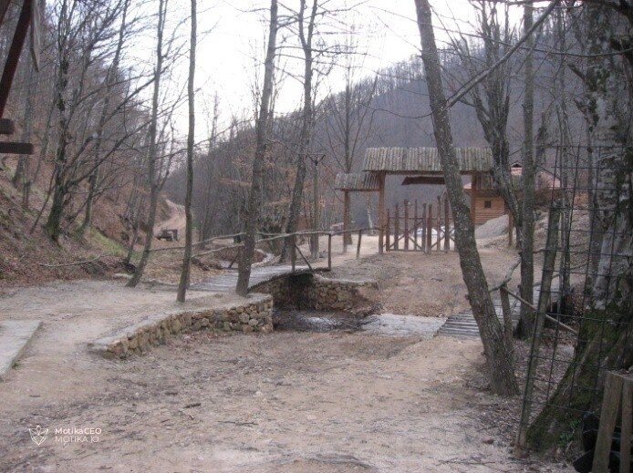Патување во Градот на Ѓаволот: Најзлокобното место на Балканот – камени фигури, црвена река и тајни ритуали во срцето на Србија