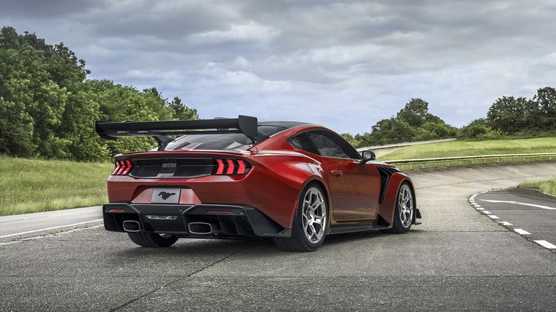 Легендата Џеј Лено доби ексклузивен Ford Mustang GTD лично од директорот на Ford: Американскиот одговор на европските егзотики!