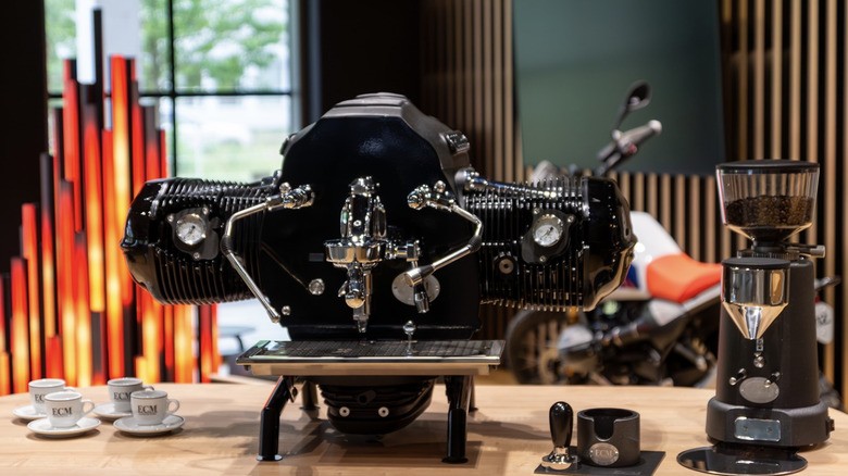 „Big Coffee Boxer” – еспресо машина направена од вистински BMW R 18 мотор