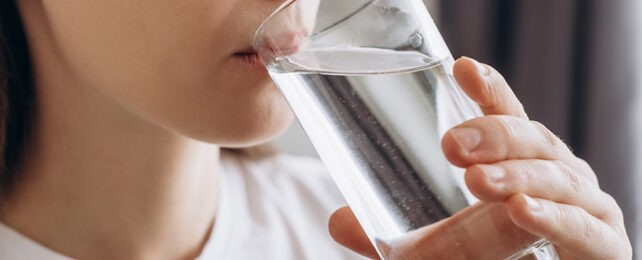 Како лесно да ја отстраните микропластиката од водата за пиење?