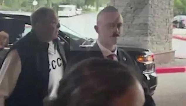 Русија го исмева Западот: Лавров со маичка СССР на мировниот самит помеѓу Путин и Трамп во Алјаска