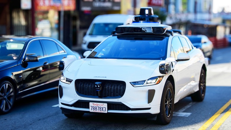 Во Атланта не можеш директно да повикаш роботакси – мора да користиш Uber, а шансите се мали