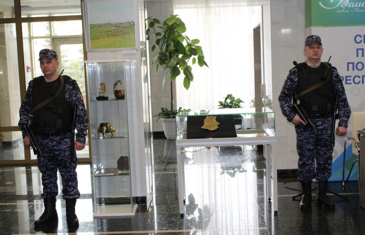 Полицијата открива: плочата е 5 килограми чисто злато, а Радик добива само стар автомобил и телевизор како награда