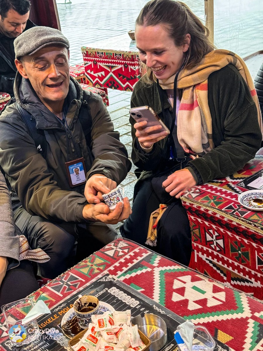 Гледање на кафе и семејни обичаи