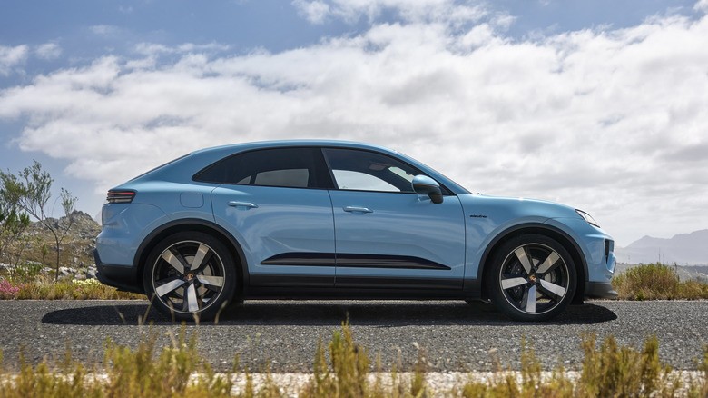 Порше Макан ЕВ 2026: Електричен SUV кој ја руши конкуренцијата со 2.500 кг. капацитет за влечење и дигитална моќ како никогаш досега