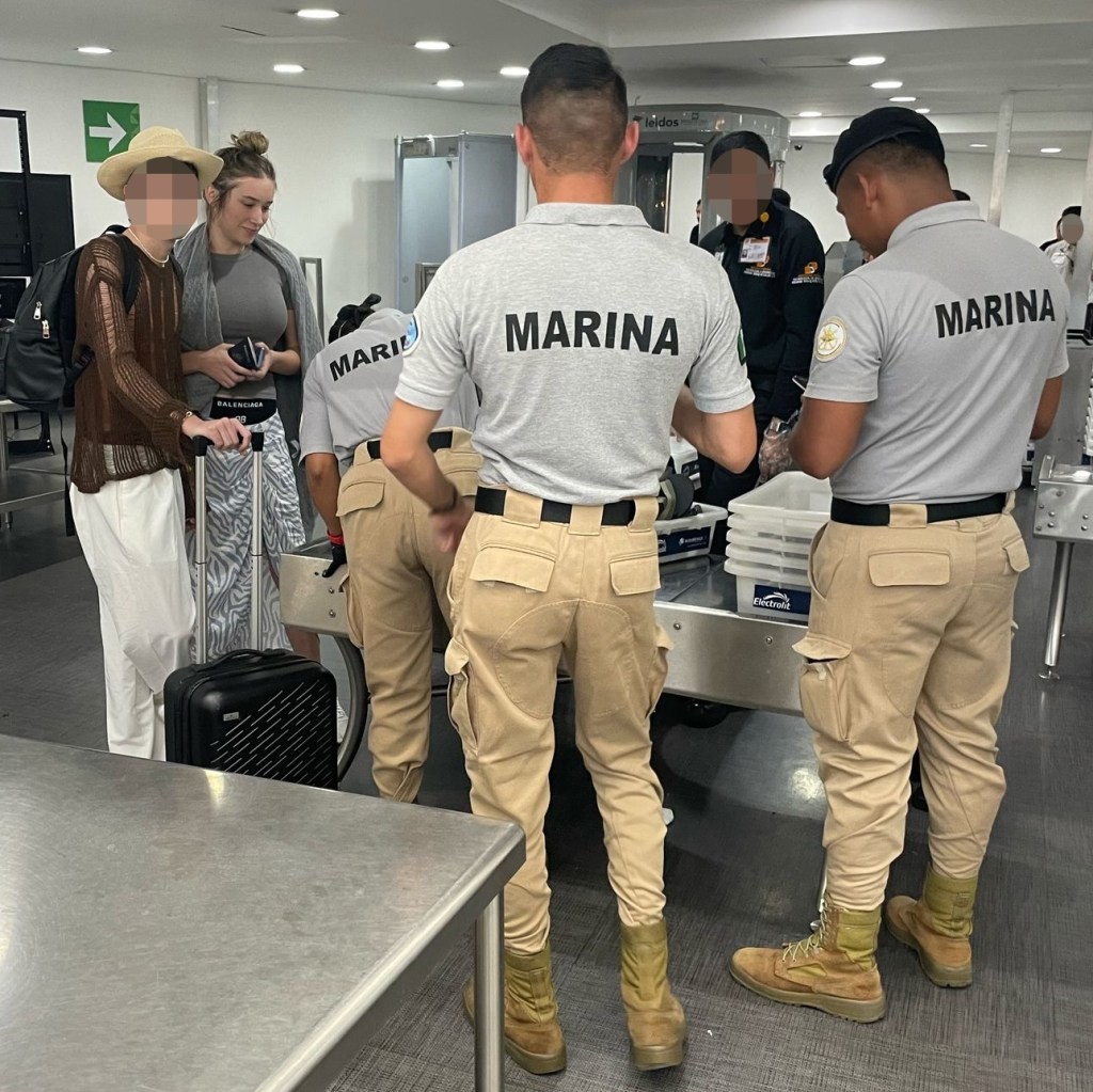 Патничка предизвика хаос на аеродромот заради белиот прав во нејзиниот рачен багаж, но вистината зад него уште повеќе шокира