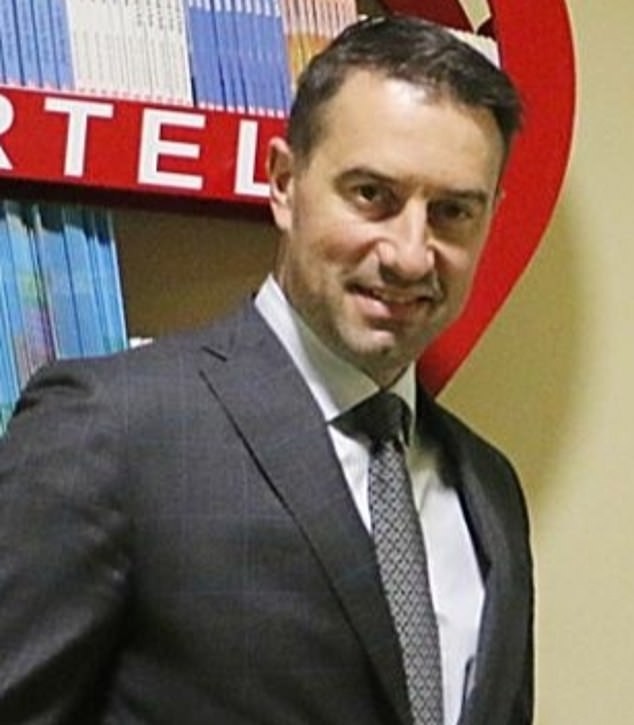 Шчерек ја зграпчи капата на малиот фан на САД Опен и ја стави во торбата на сопругата