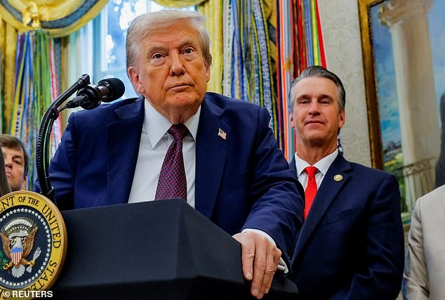 Зошто Трамп користи стара слика за да увери дека е жив?