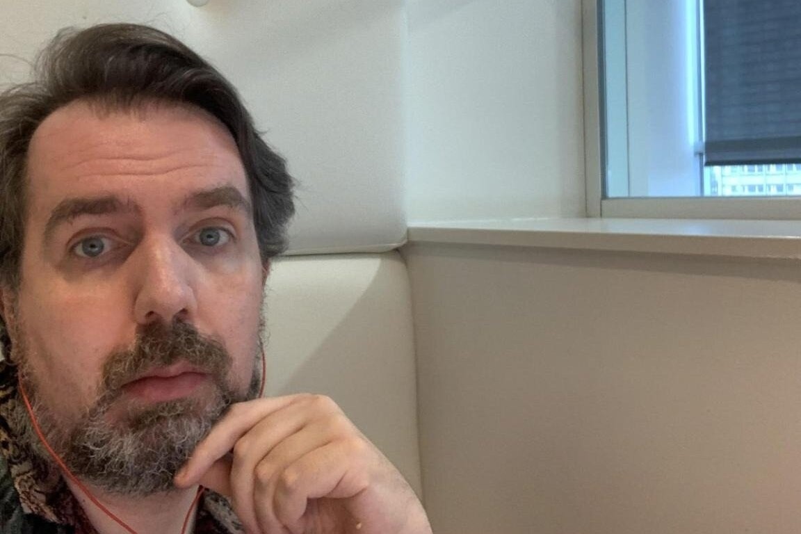 Непријатности следат дури и на одмор: Поради изгледот бил замолен да го напушти базенот