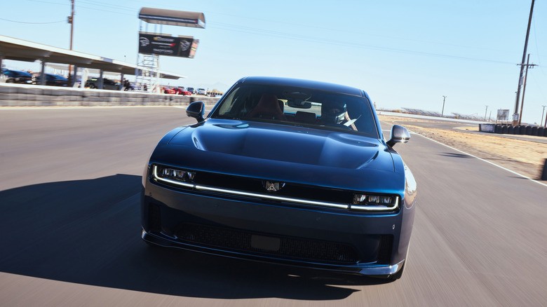 Полиција казнила возач на Dodge Charger EV поради гласен ауспух кој НЕ постои