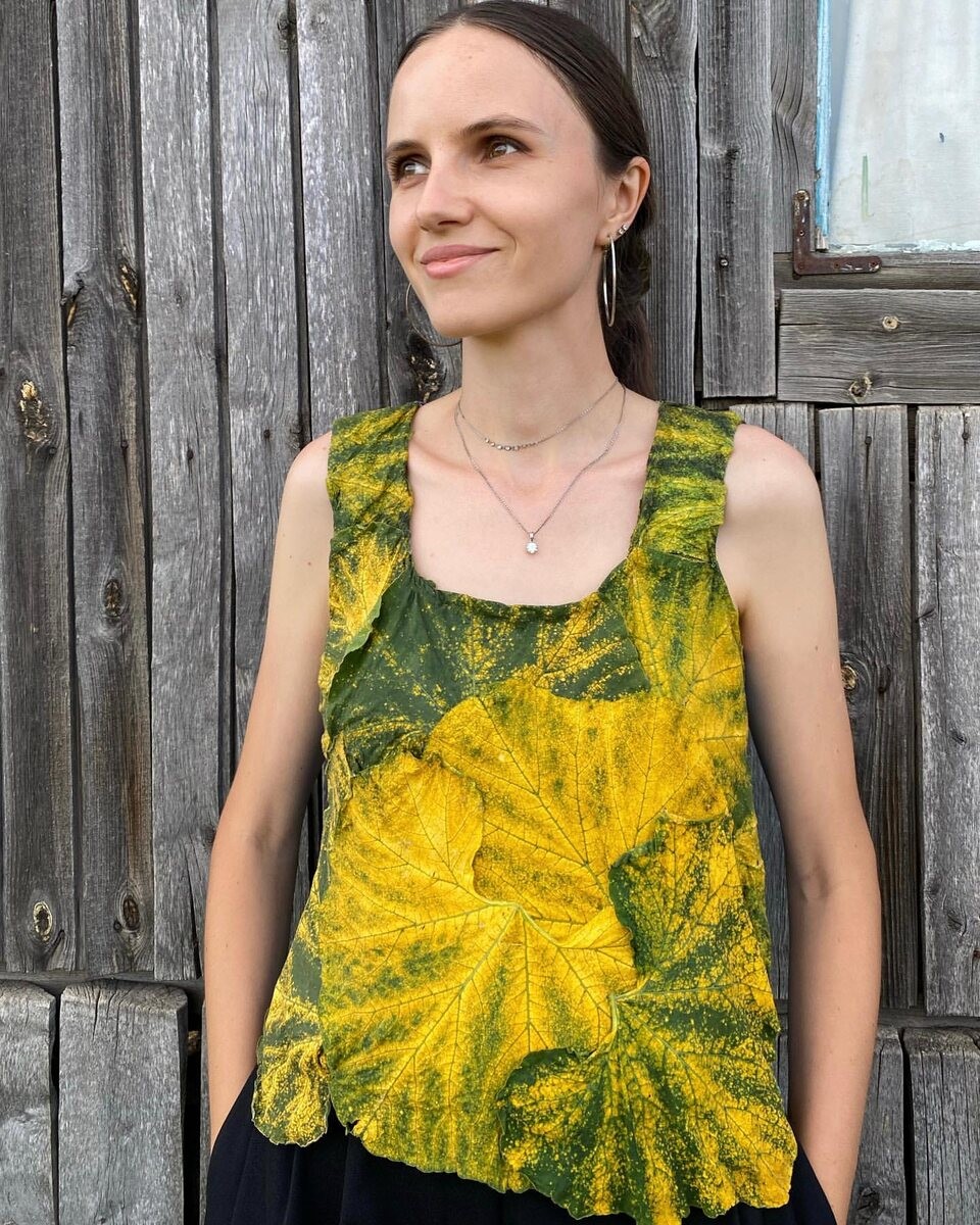 Екатерина Шукшина ги менува правилата: од зеленчук и треви создава нослива уметност
