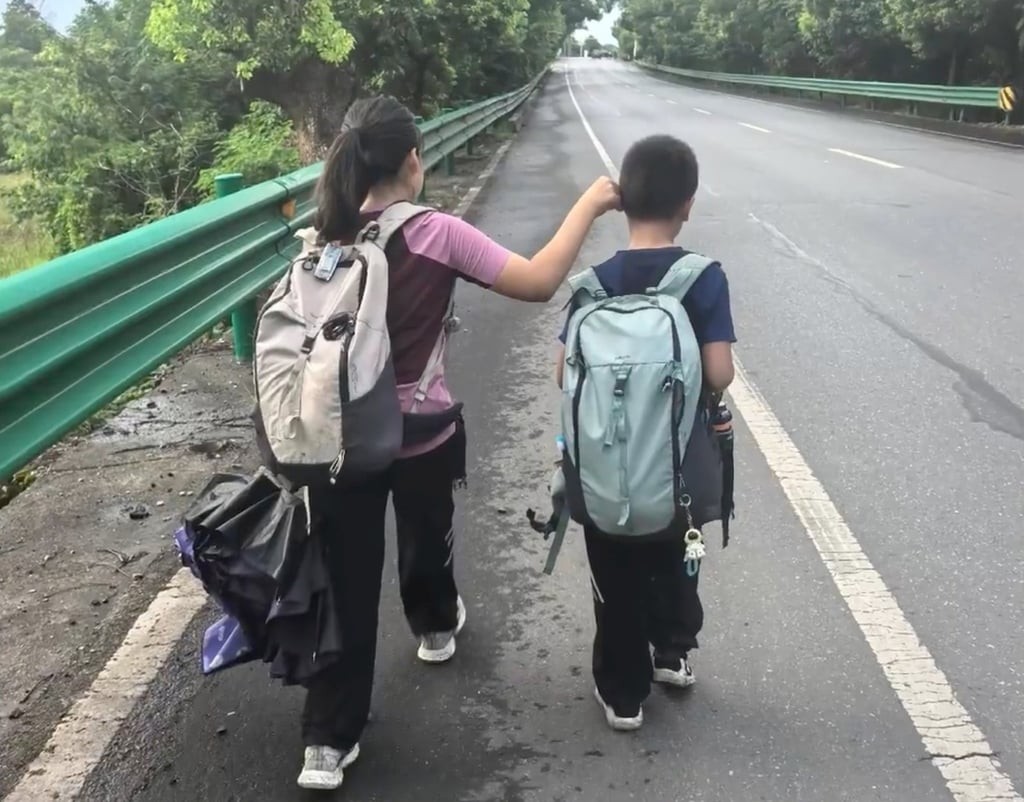 The 800-Kilometer Walk: A Shenzhen Father, His 10-Year-Old Daughter, and 8-Year-Old Son Trek Across China to Toughen Them Up