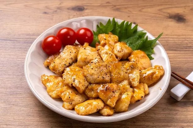 Le poulet croustillant à l’ail en 5 ingrédients et 15 minutes : le dîner qui bouleverse les soirs pressés