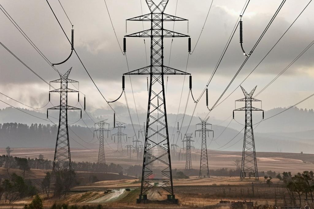 Le mystère centenaire des prises : pourquoi l’Amérique reste à 110 volts alors que le monde passe à 220