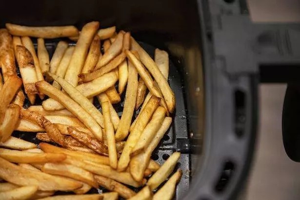 Das größte Küchenvergehen beim Braten gefrorener Pommes: Zu volle Bleche ruinieren die Knusprigkeit.