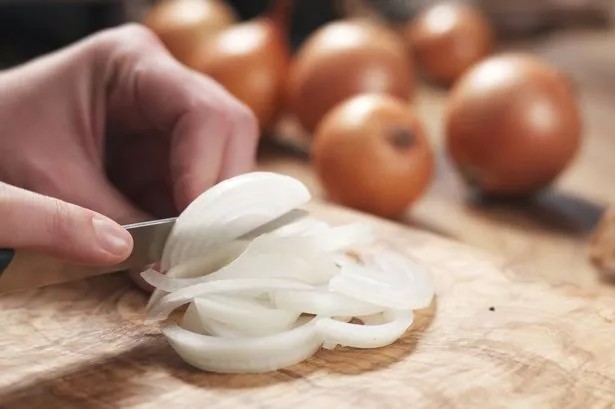 Ein junger Koch enthüllt die 'richtige' Zwiebel-Methode – und das Netz zerfällt in zwei Lager