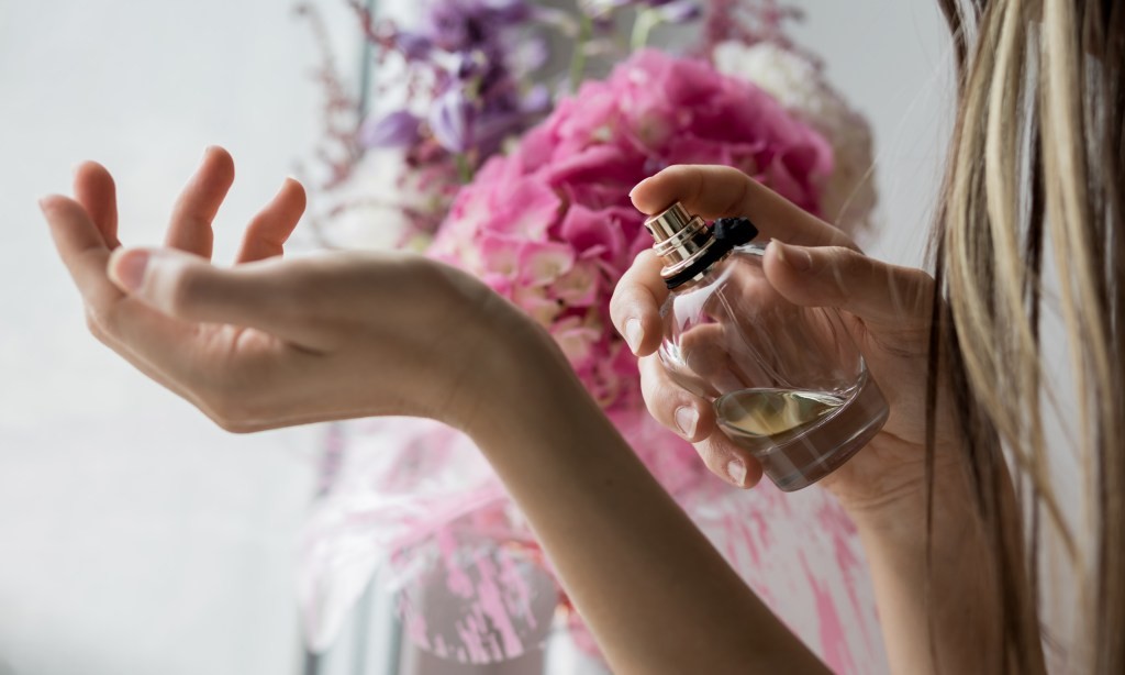 Perfume como arma contra la traición: cuando un aroma se convierte en repelente de hombres infieles