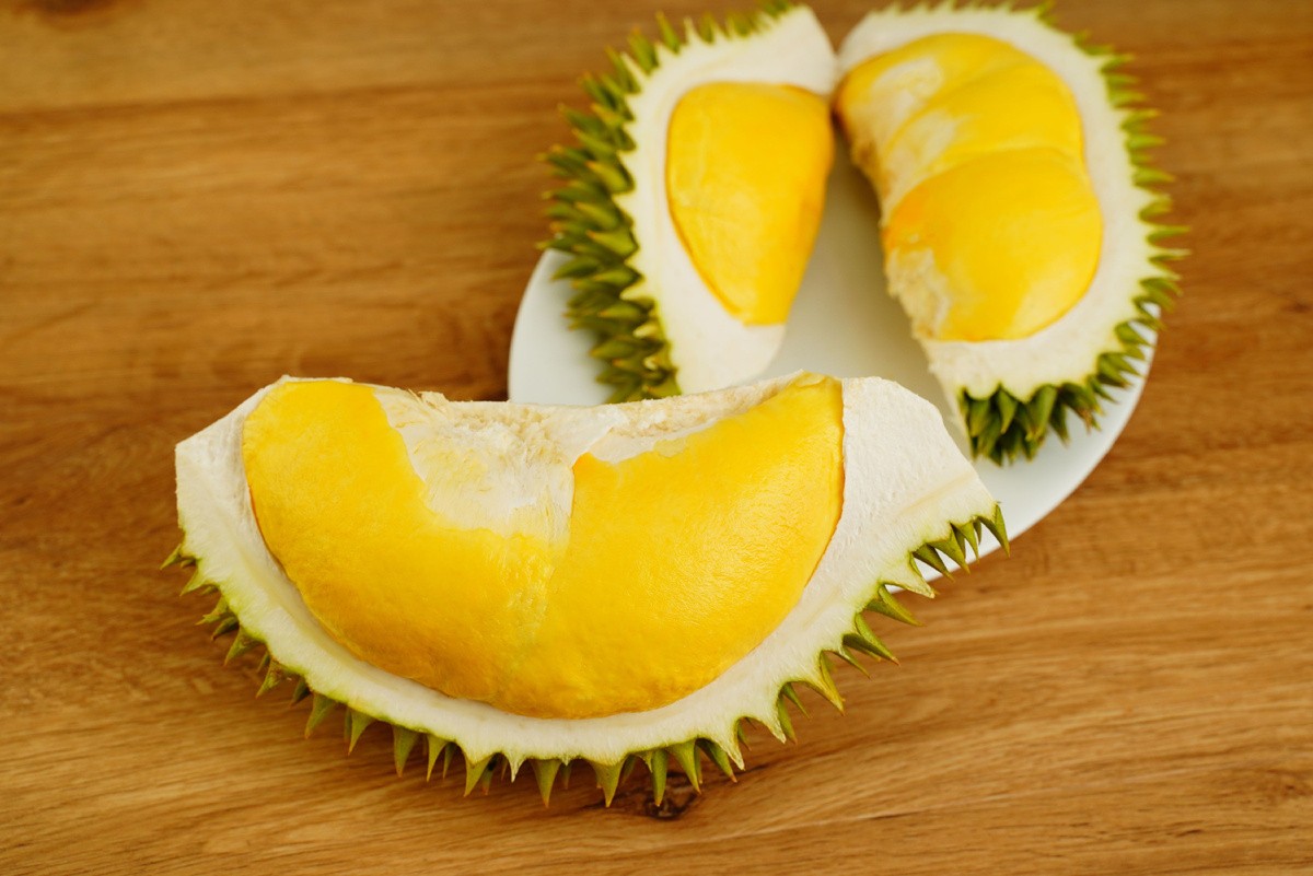 Le durian: le fruit qui pue si fort qu'il peut faire reculer un banquet — et qui, à l'intérieur, révèle une crème sucrée aussi complexe que du caramel, vanille et fromage.