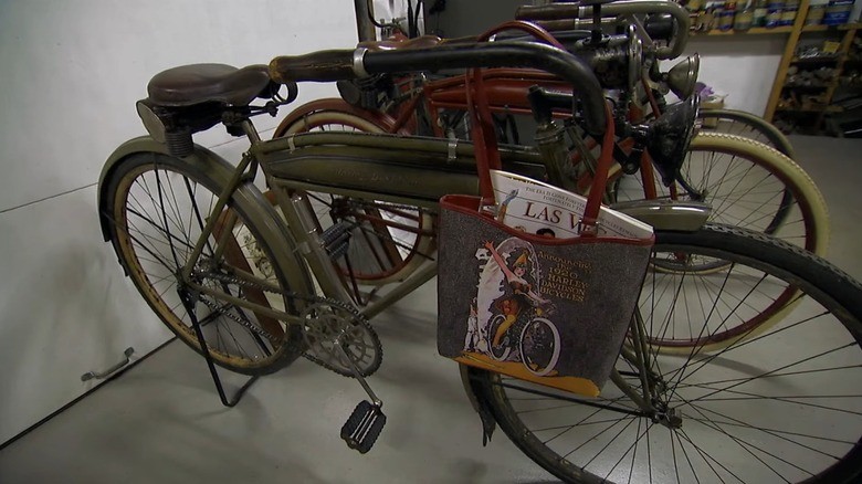 Die Fahrräder selbst: Diamond Frame, The Racer und Motorcyke – eine patriotische Ästhetik