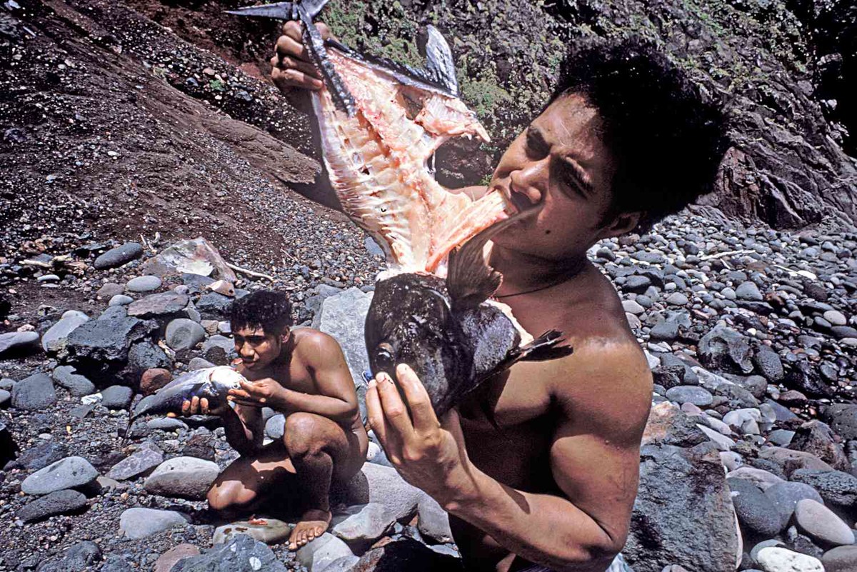 Seis adolescentes robaron una lancha de pesca y pasaron 15 meses a la deriva: tormentas, hambre y una isla rocosa frente a Tonga