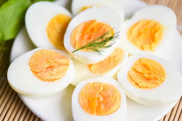 Откријте ја тајната за највкусни варени јајца: Заборавете на солта, само додадете ги овие три состојки!