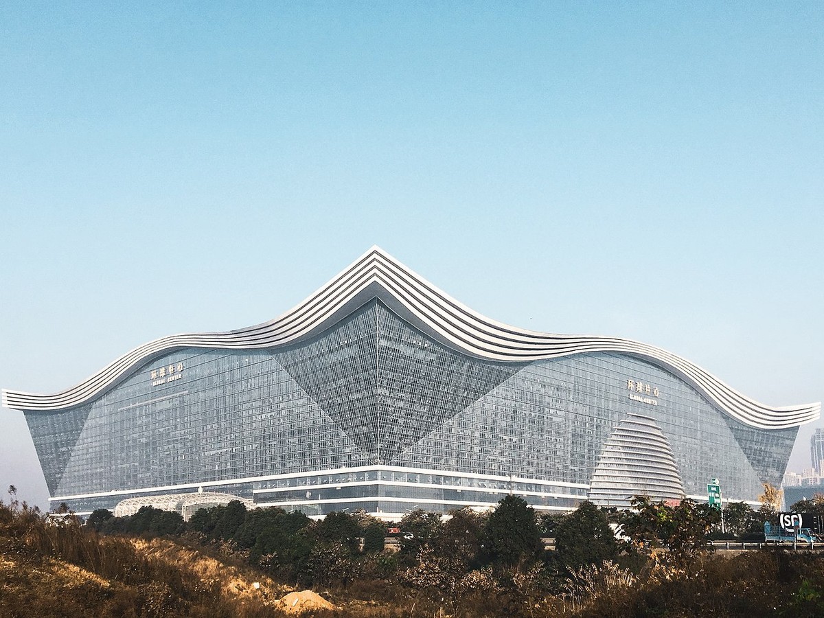 Este shopping center é o maior edifício do mundo — e tem praia artificial dentro dele