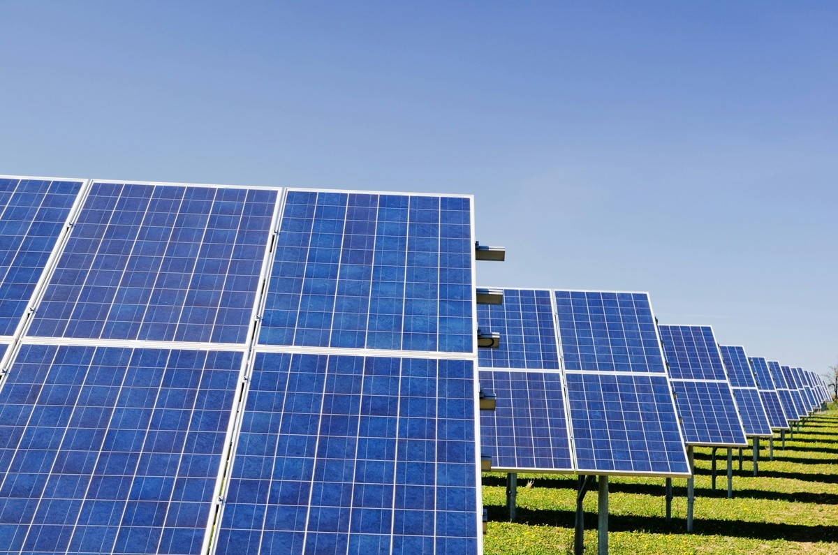 La configuration du test: un tracteur hybride et une surface solaire impressionnante