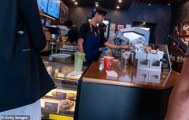 Luckin Coffee веќе еднаш го симна Starbucks од врвот
