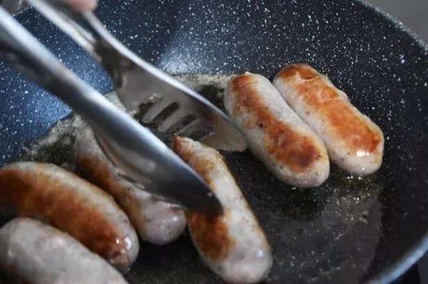 Le secret des saucisses parfaites: vapeur préalable avant friture pour éviter l’intérieur cru