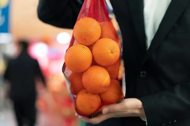 La extraña razón por la que las naranjas se venden en bolsas rojas de malla