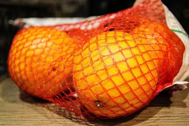 Паметната причина зошто портокалите секогаш се продаваат во црвени мрежести вреќи