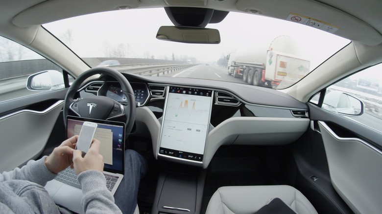 Geheime Vergleiche, tödliche Autopilot-Unfälle: Zwei Kalifornien-Fälle enden in stillen Deals, während Florida ein 243 Mio. Dollar‑Urteil fällt
