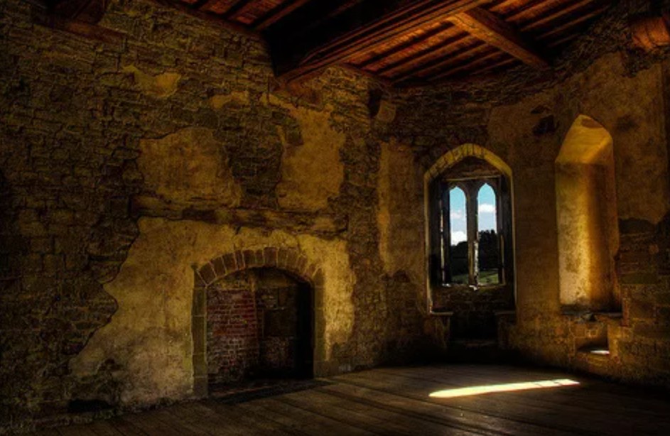 Arsenal escondido, torres imponentes e castelo como museu a céu aberto