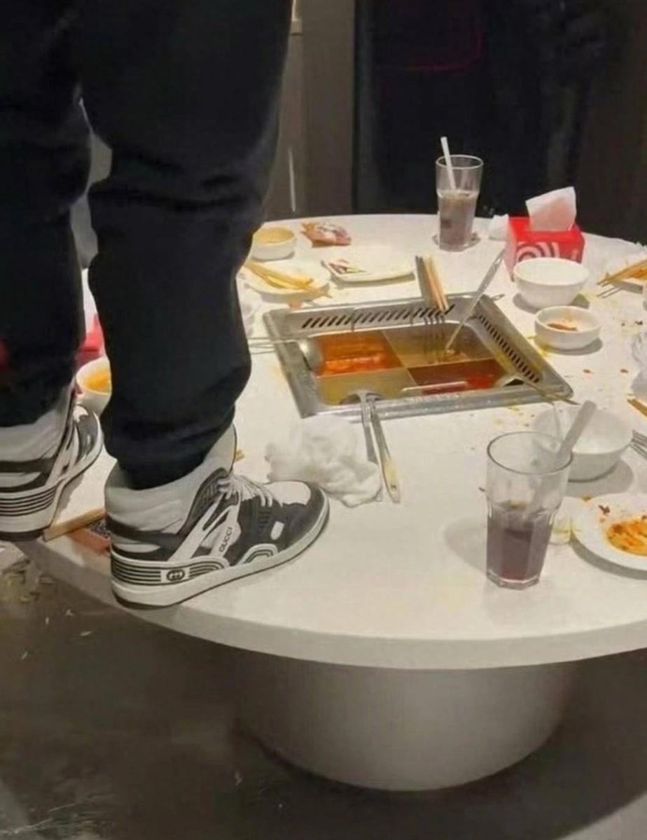 Indenização de 2,2 milhões de yuans após vídeo de urinada em hotpot: reembolso a 4 mil clientes expõe escândalo de segurança alimentar